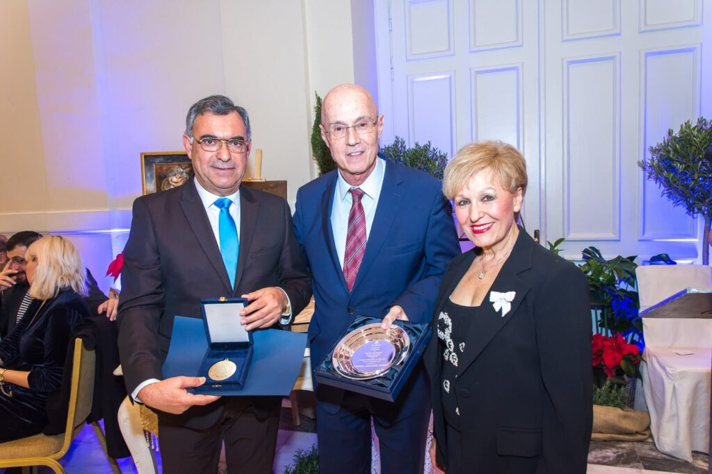 Çmim për Z. Kostas Athanasiou në Forumin e Parë të Ujit